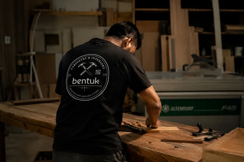 Pembuat kabinet sedang bekerja dengan teliti di bengkel